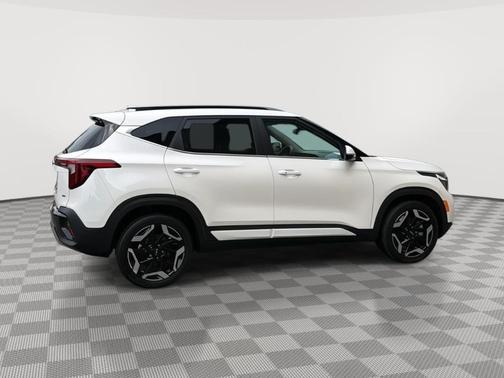 Snow White Pearl 2024 Kia Seltos SX