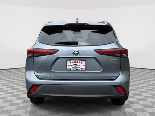 Moondust 2021 Toyota Highlander Hybrid XLE