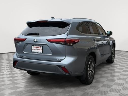 Moondust 2021 Toyota Highlander Hybrid XLE