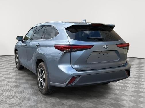 Moondust 2021 Toyota Highlander Hybrid XLE