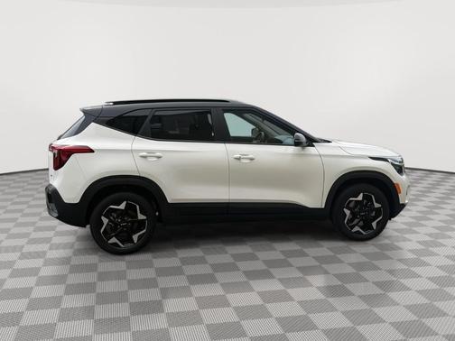 Clear White 2025 Kia Seltos S