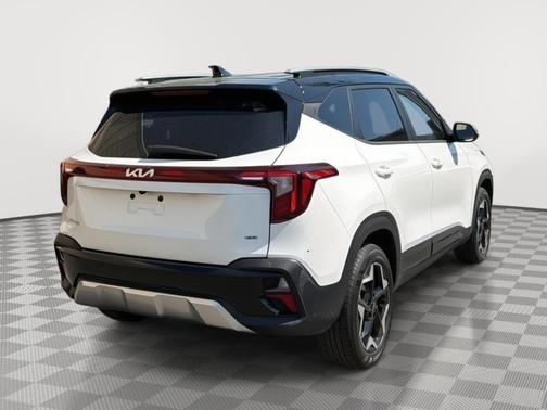 Clear White 2025 Kia Seltos S