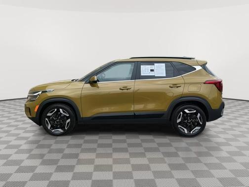 Green 2024 Kia Seltos SX
