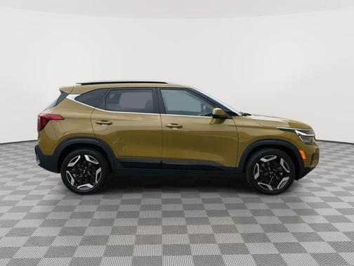Green 2024 Kia Seltos SX