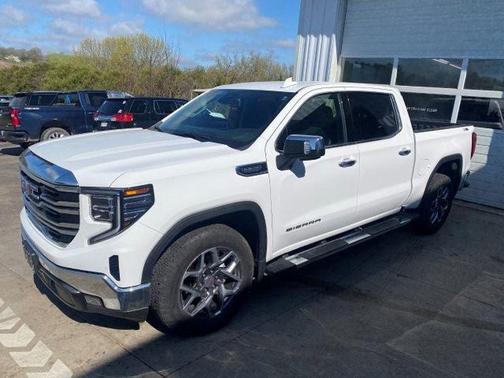 White 2022 GMC Sierra 1500 SLT
