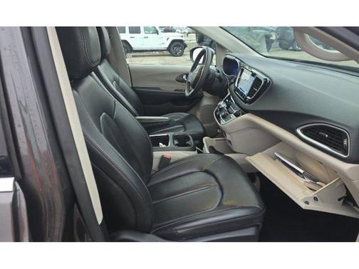 2023 Chrysler Pacifica Touring-L