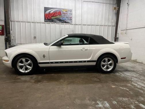 White 2007 Ford Mustang