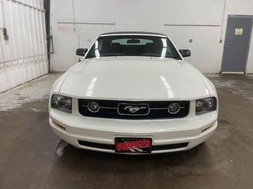 White 2007 Ford Mustang