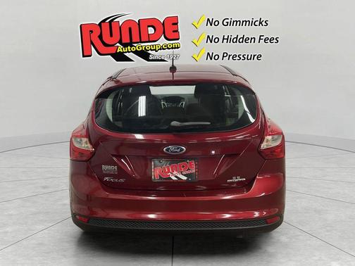 Red 2013 Ford Focus SE