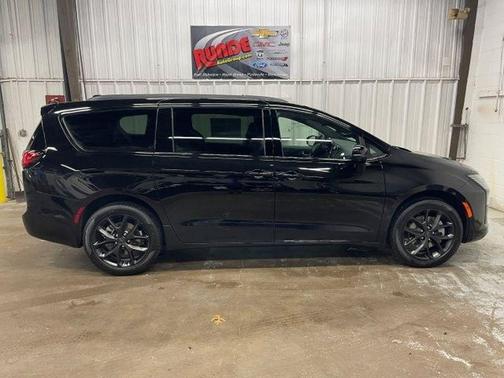 Diamond Black 2027 Chrysler Pacifica LIMITED