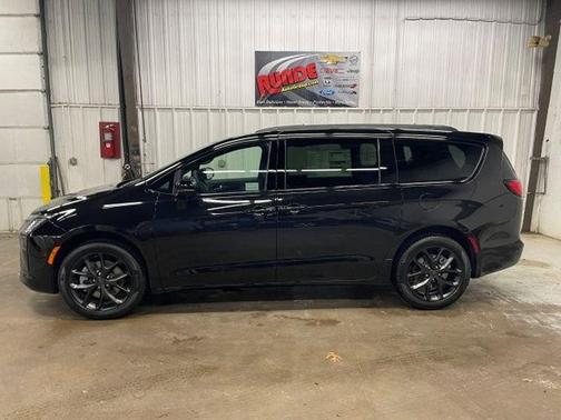 Diamond Black 2027 Chrysler Pacifica LIMITED