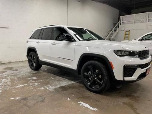 Bright White Clearcoat 2027 Jeep Grand Cherokee Limited