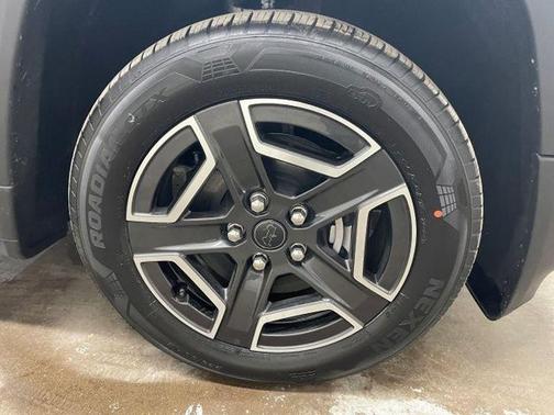 Silver Zynith Clearcoat 2026 Jeep Cherokee LAREDO/LIMITED