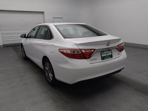 Super White 2017 Toyota Camry SE