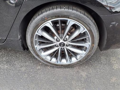 Aurora Black 2019 Kia Cadenza Technology