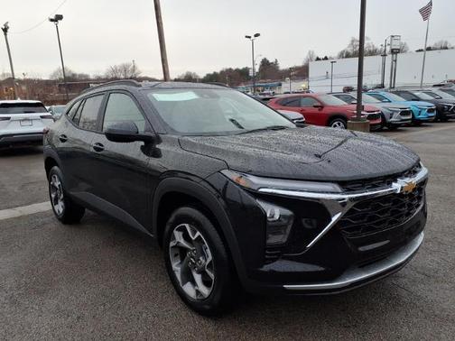 Mosaic Black Metallic 2026 Chevrolet Trax LT