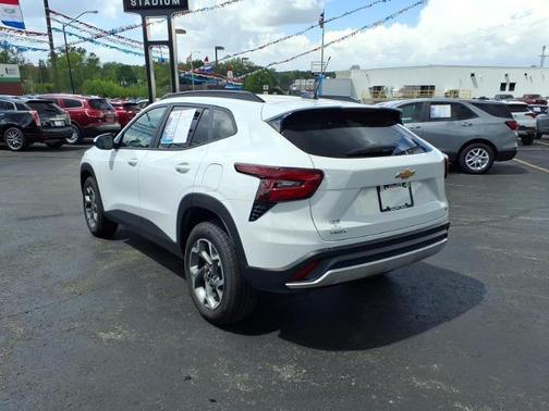 Summit White 2024 Chevrolet Trax LT