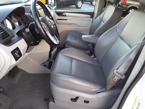 Photo 5 of 23 of 2011 Volkswagen Routan SE