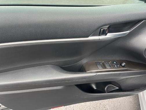 2022 Toyota Camry Hybrid SE
