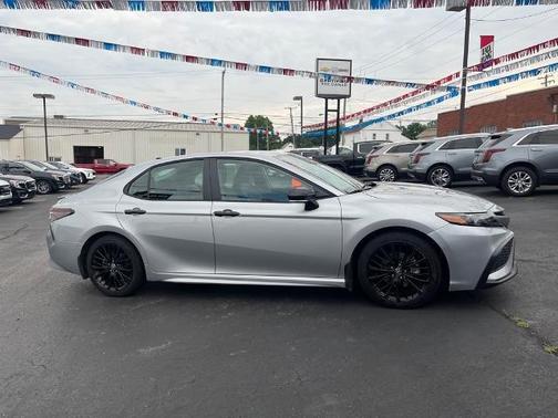 2022 Toyota Camry Hybrid SE