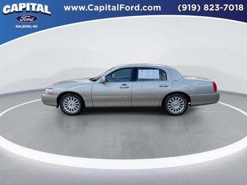 2004 Lincoln Town Car Signature