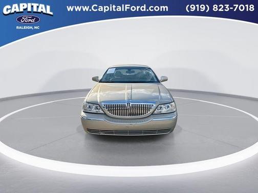 2004 Lincoln Town Car Signature