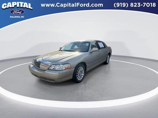 2004 Lincoln Town Car Signature