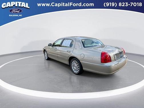 2004 Lincoln Town Car Signature