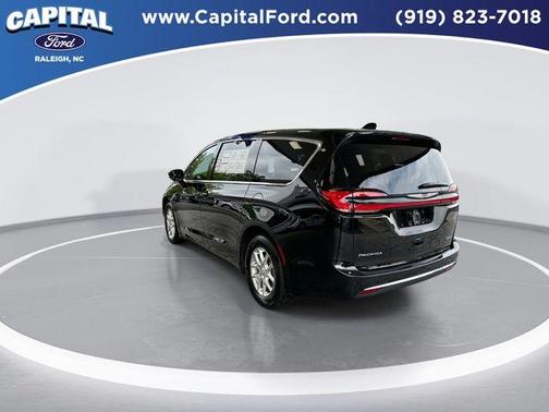 Diamond Black 2025 Chrysler Pacifica Select