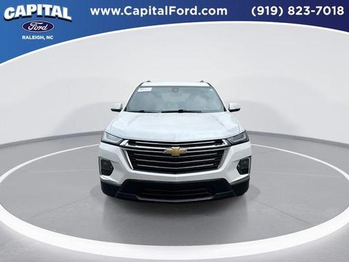 Iridescent Pearl Tricoat 2022 Chevrolet Traverse LT Cloth