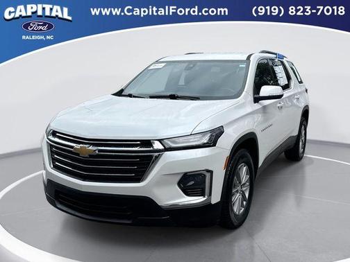Iridescent Pearl Tricoat 2022 Chevrolet Traverse LT Cloth