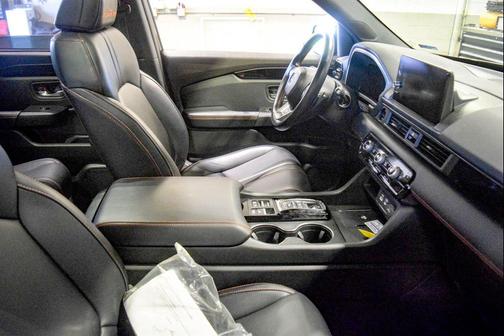 Crystal Black Pearl 2024 Honda Pilot TrailSport