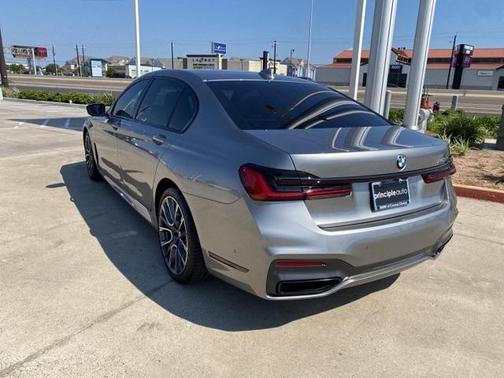 2022 BMW 740 i