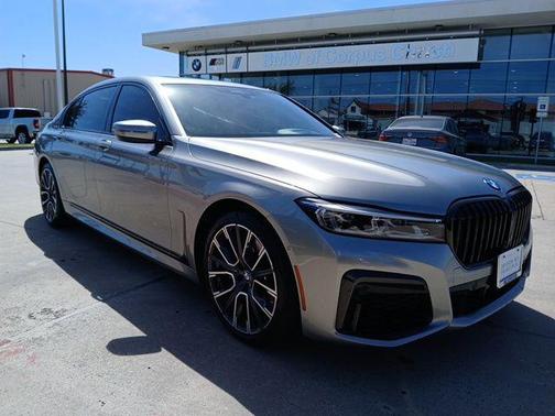 2022 BMW 740 i