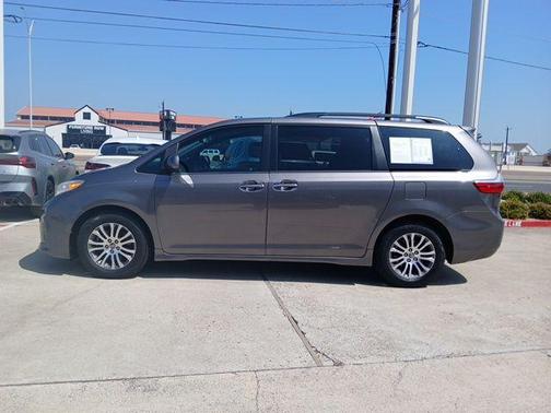 2018 Toyota Sienna XLE