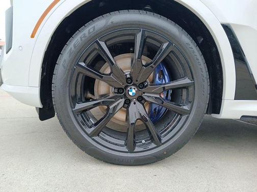 2025 BMW X7 M60i