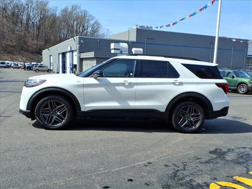 Star White Metallic Tri-Coat 2025 Ford Explorer ST-Line
