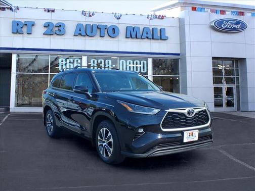 Midnight Black Metallic 2021 Toyota Highlander XLE