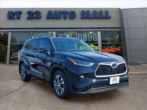 Midnight Black Metallic 2021 Toyota Highlander XLE