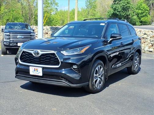 Midnight Black Metallic 2021 Toyota Highlander XLE