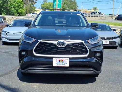 Midnight Black Metallic 2021 Toyota Highlander XLE