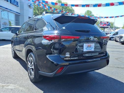 Midnight Black Metallic 2021 Toyota Highlander XLE