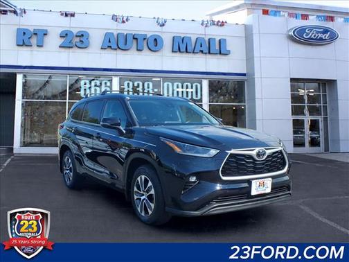 Midnight Black Metallic 2021 Toyota Highlander XLE