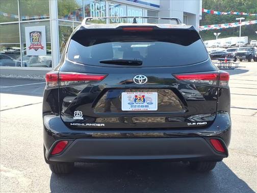 Midnight Black Metallic 2021 Toyota Highlander XLE