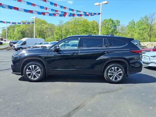 Midnight Black Metallic 2021 Toyota Highlander XLE