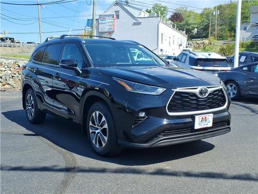 Midnight Black Metallic 2021 Toyota Highlander XLE