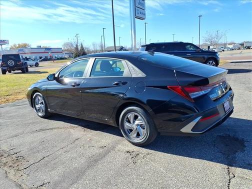 2025 Hyundai ELANTRA SE