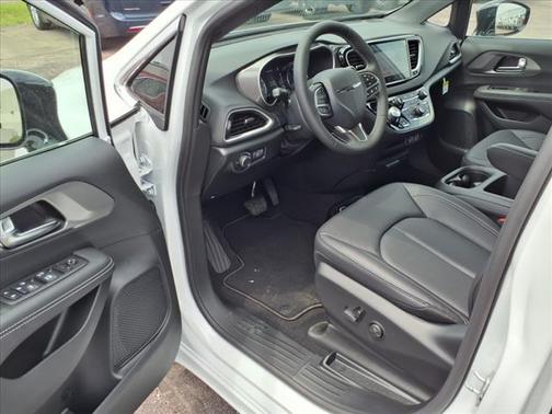 2025 Chrysler Voyager LX