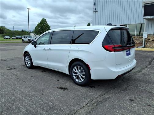 Bright White Clearcoat 2026 Chrysler Pacifica L