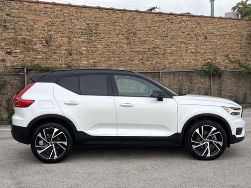 White 2022 Volvo XC40 T5 R-Design